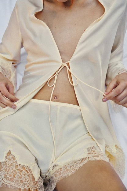 Short lingerie satiné en dentelle
