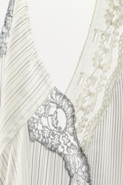 Robe dos-nu à rayures en dentelle