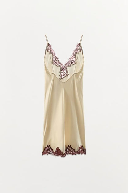 Robe nuisette satinée en dentelle