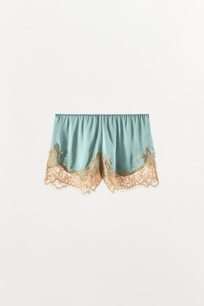 Short satiné en dentelle