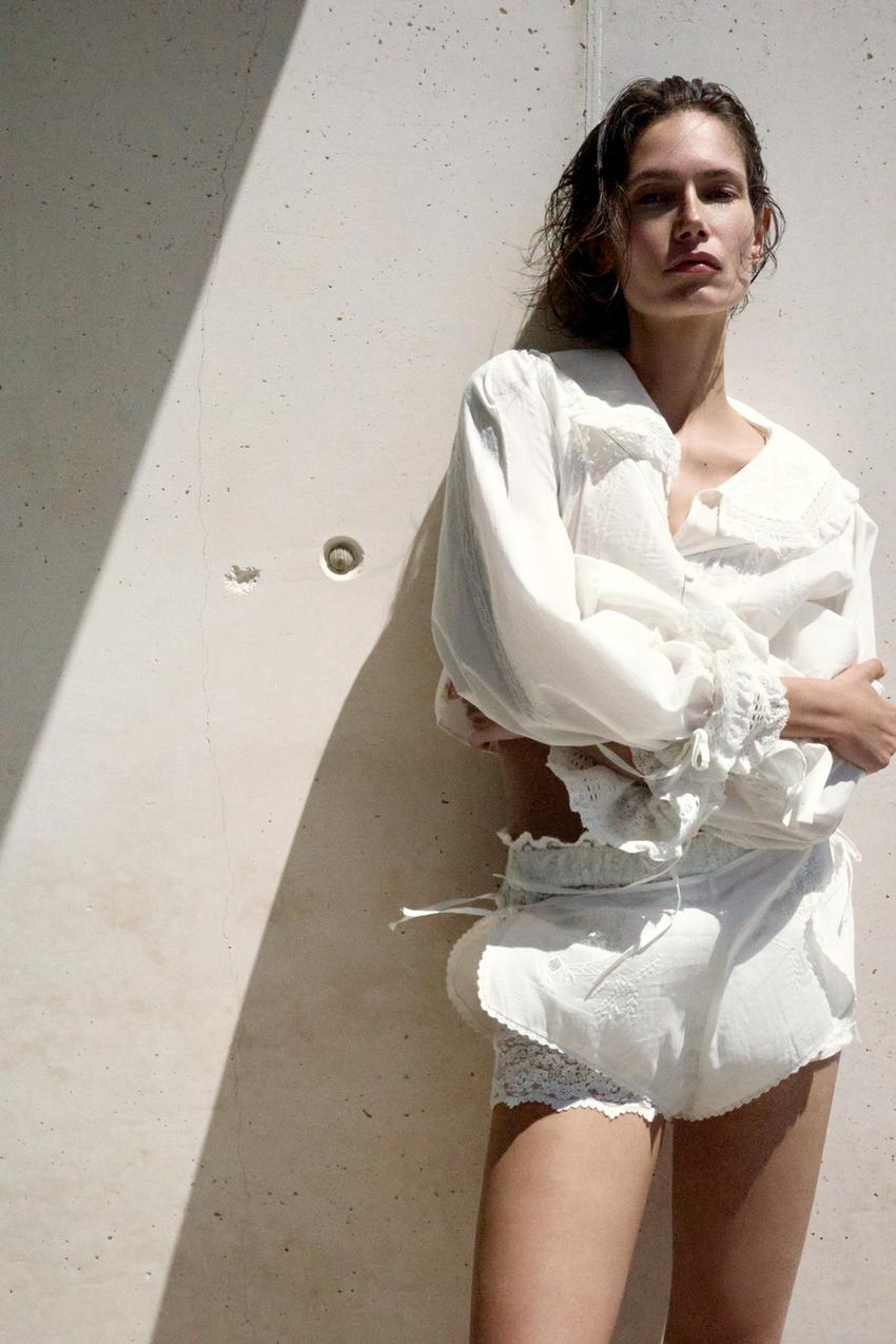 Short contrasté en dentelle brodée