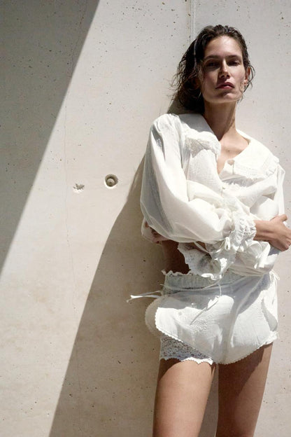 Short contrasté en dentelle brodée