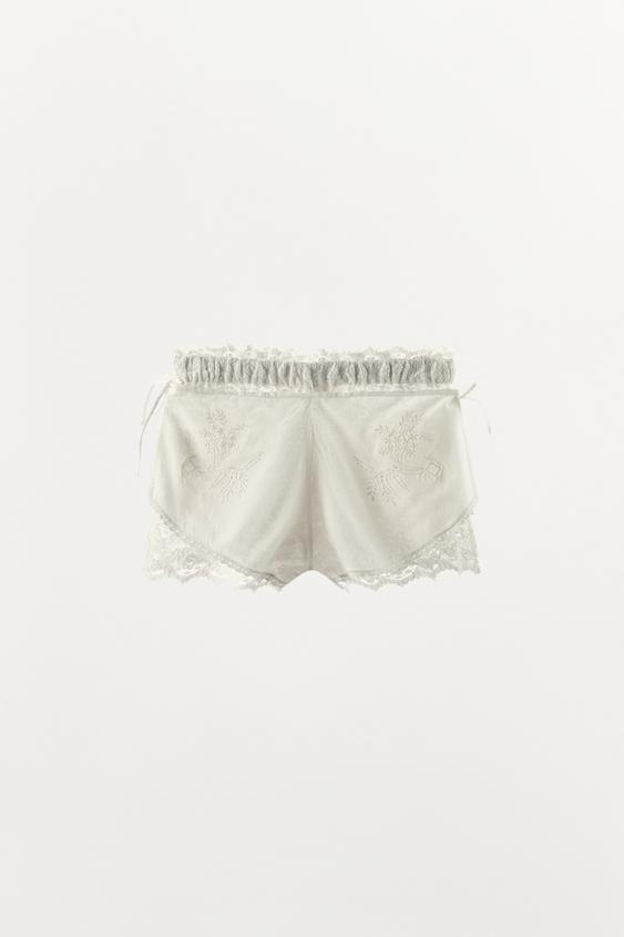 Short contrasté en dentelle brodée