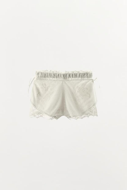 Short contrasté en dentelle brodée