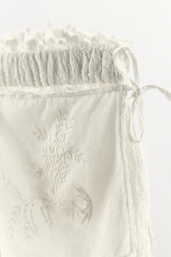 Short contrasté en dentelle brodée