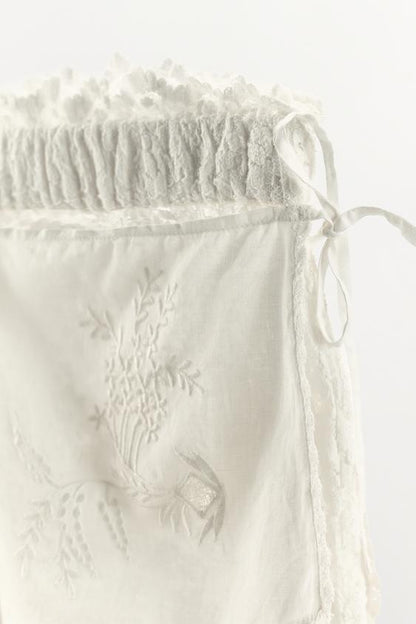 Short contrasté en dentelle brodée