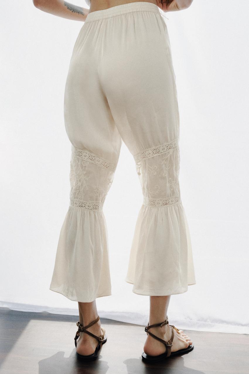 Pantalon contrasté à dentelle et broderies florales