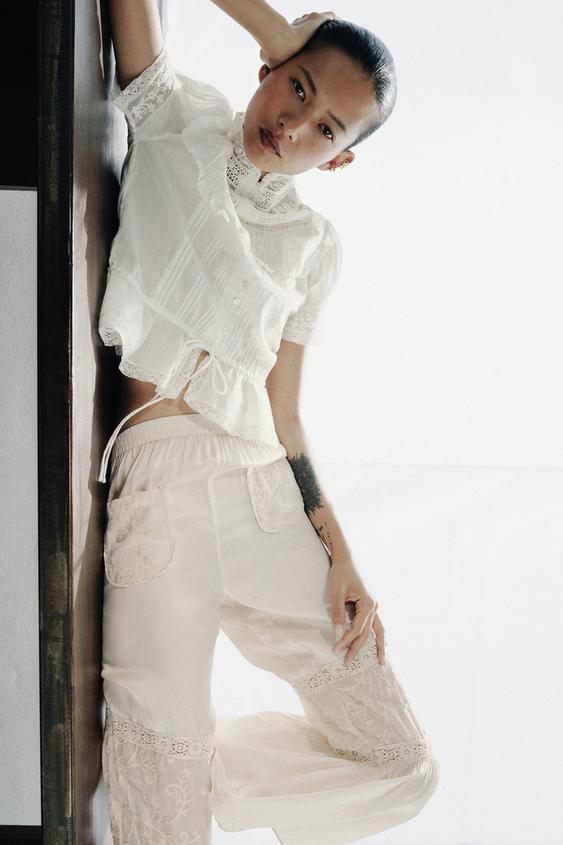 Pantalon contrasté à dentelle et broderies florales