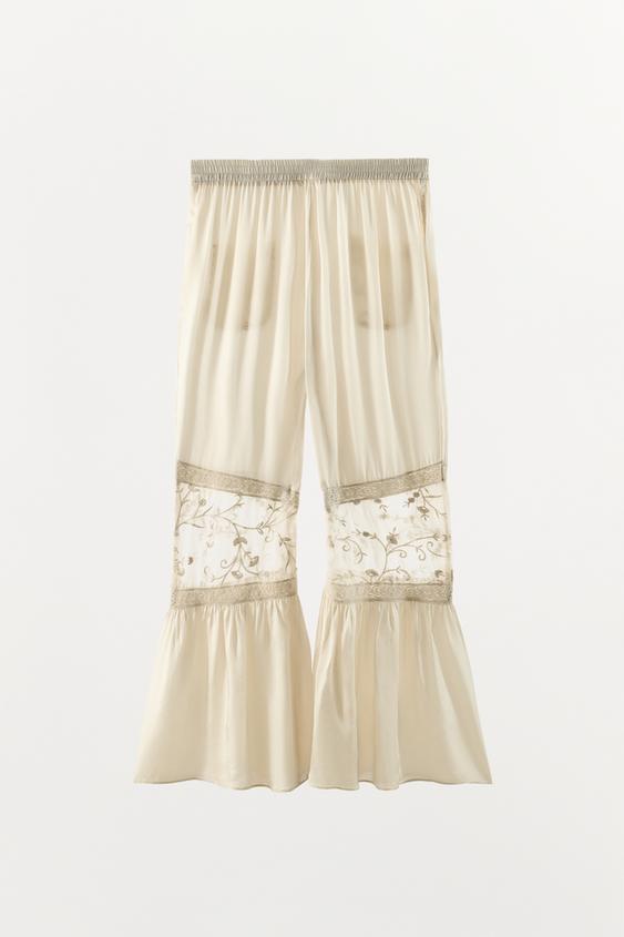 Pantalon contrasté à dentelle et broderies florales