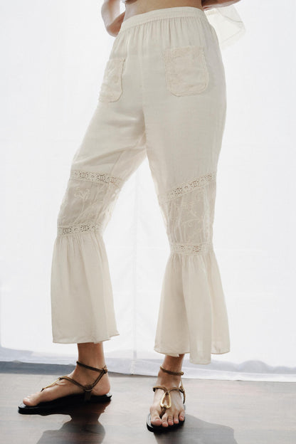 Pantalon contrasté à dentelle et broderies florales