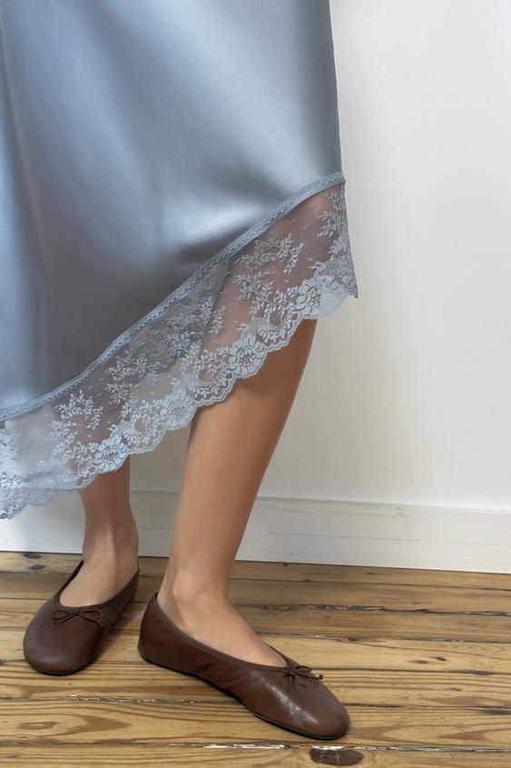 Jupe midi satinée à bas asymétrique et dentelle