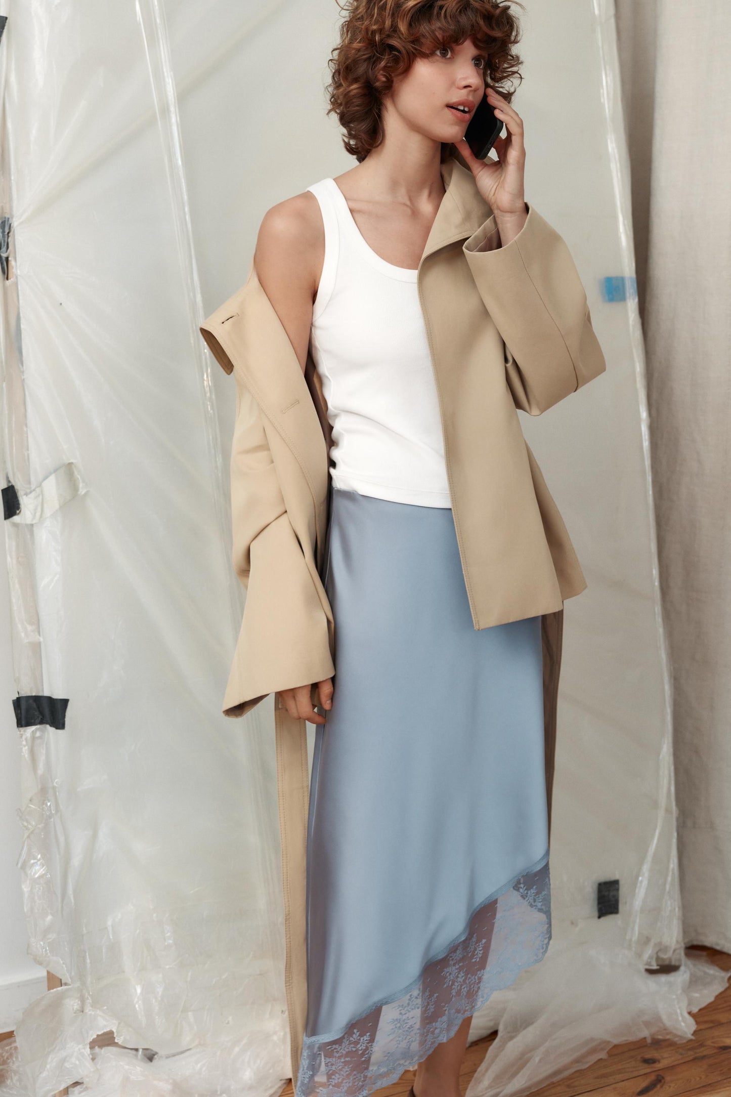 Jupe midi satinée à bas asymétrique et dentelle
