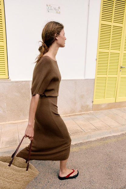 Robe midi en maille avec ceinture