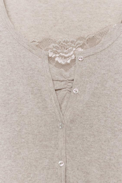 Veste contrastée avec top en dentelle