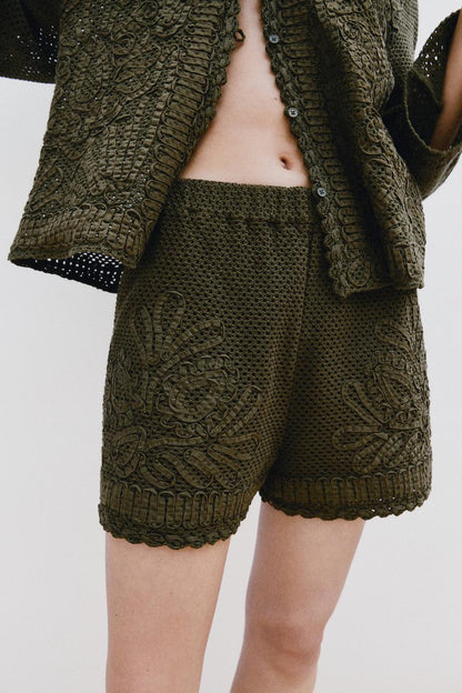 Short contrasté au crochet