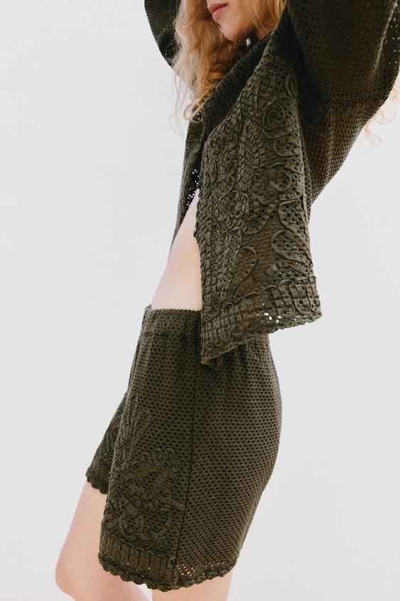 Short contrasté au crochet