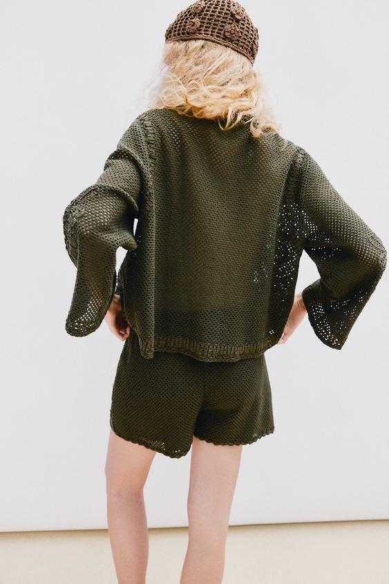 Short contrasté au crochet