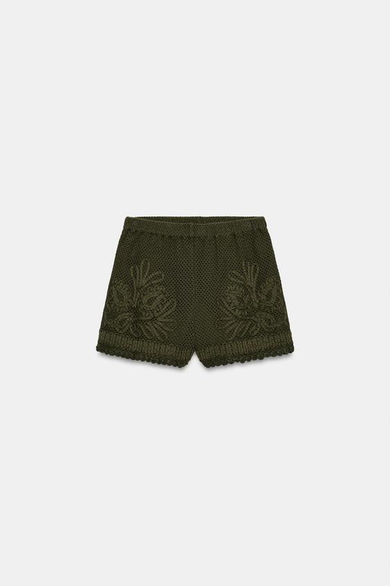 Short contrasté au crochet