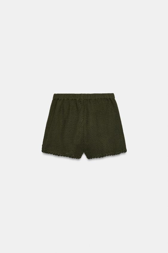 Short contrasté au crochet