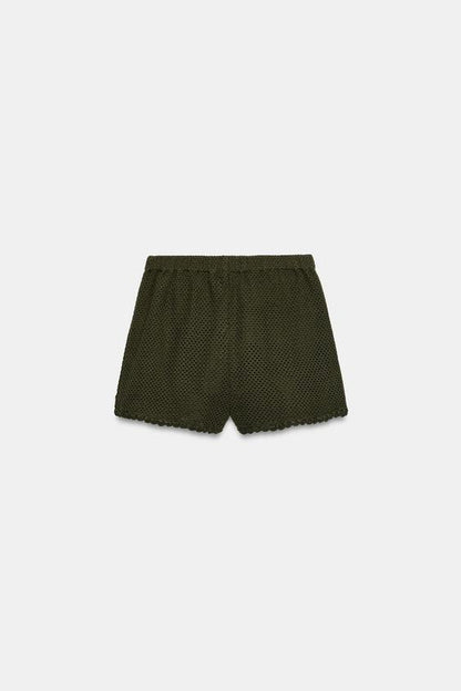 Short contrasté au crochet