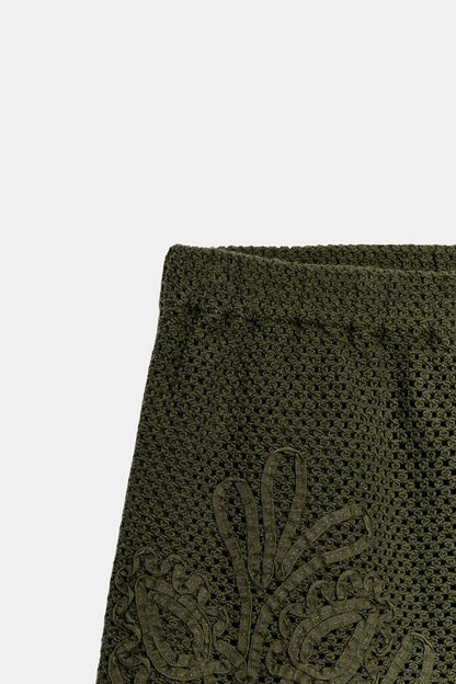 Short contrasté au crochet