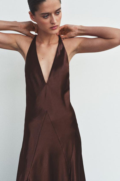 Robe longue satinée à volume