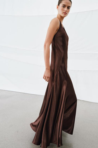 Robe longue satinée à volume