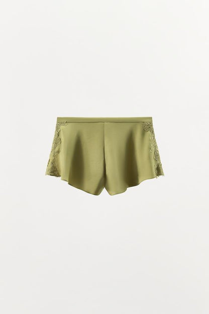 Short satiné en dentelle