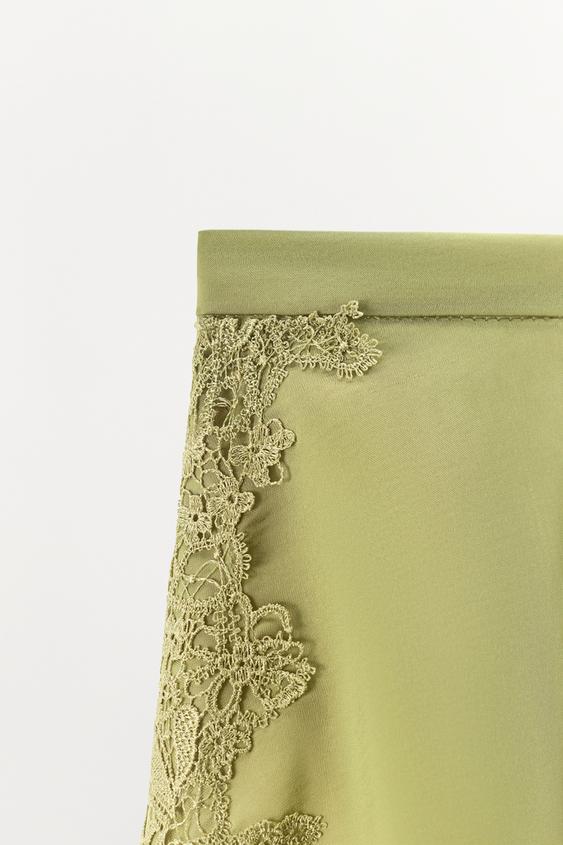 Short satiné en dentelle