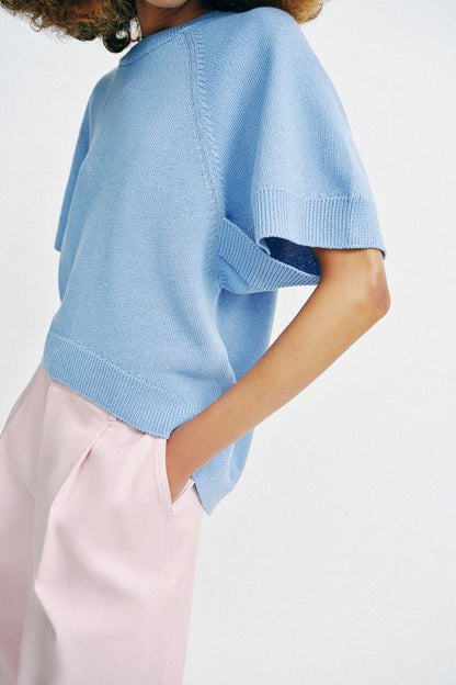 Pull en maille à bas arrondi et manches courtes