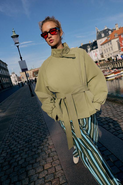 Blouson à col montant avec ceinture