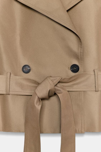 Gilet croisé avec ceinture et épaulettes