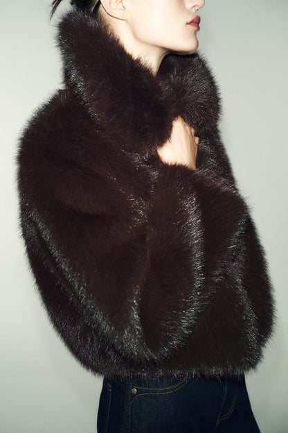 Manteau court effet fourrure à col revers