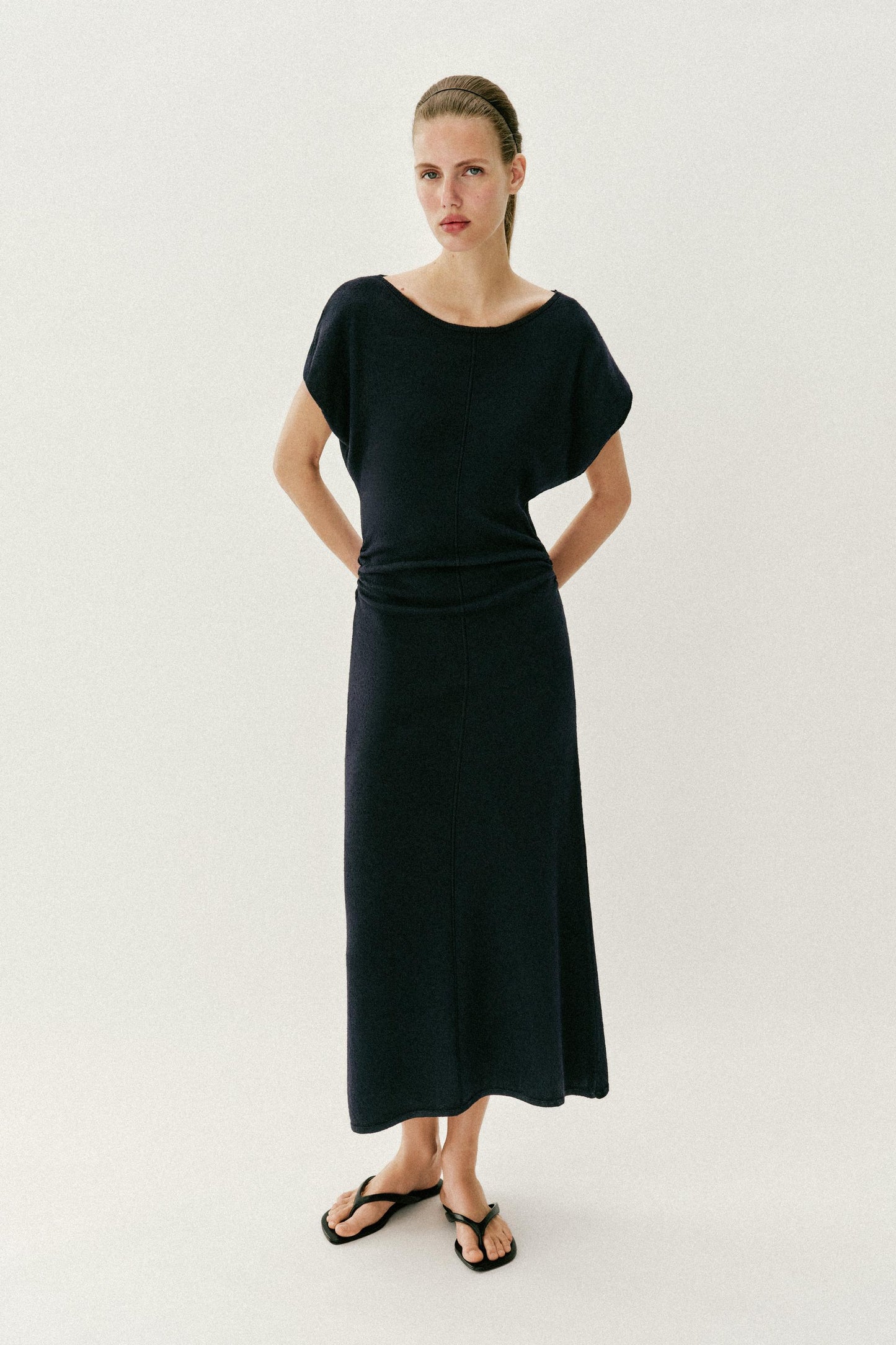 Robe longue en maille à fronces latérales