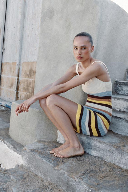 Robe courte en maille rayée