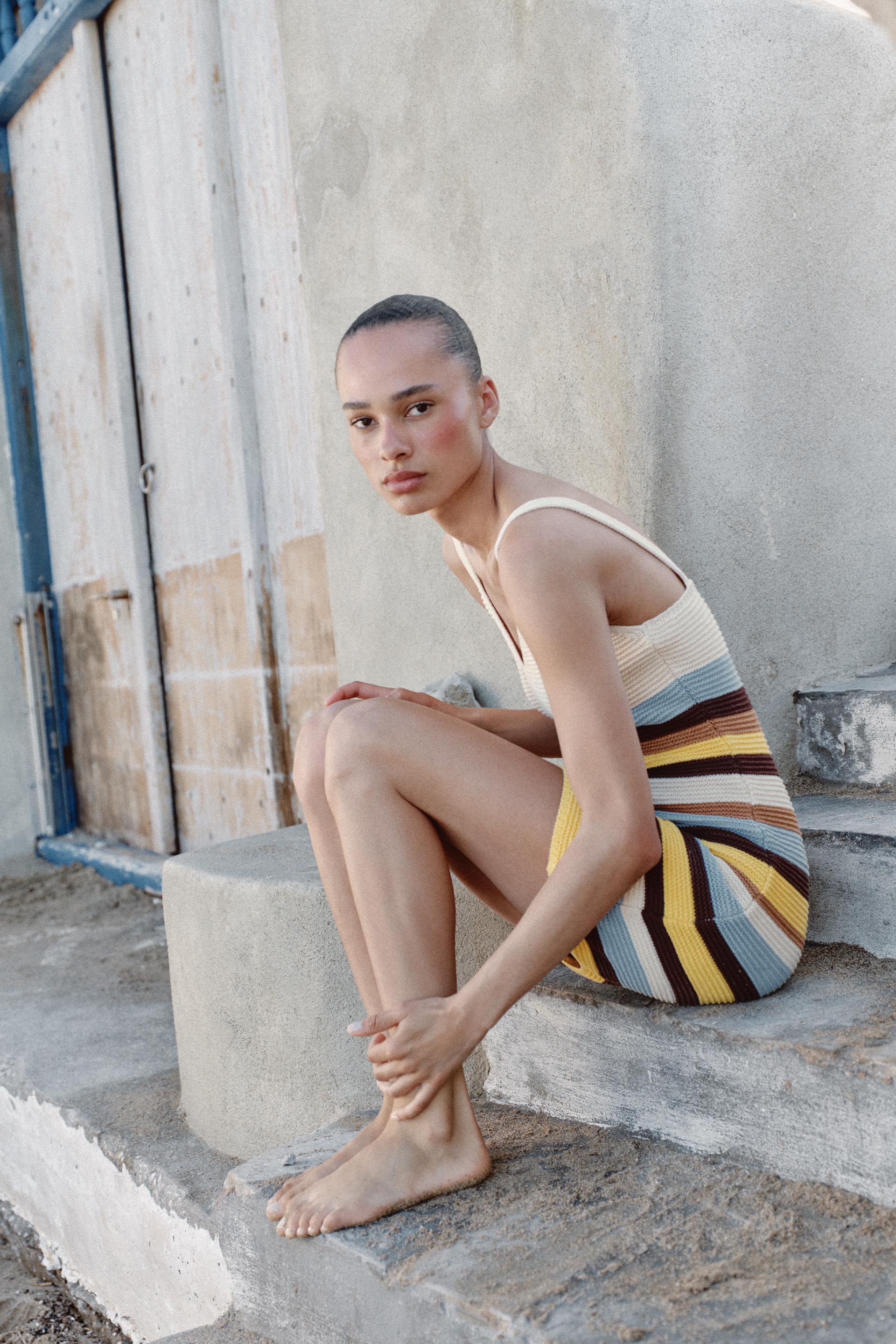 Robe courte en maille rayée