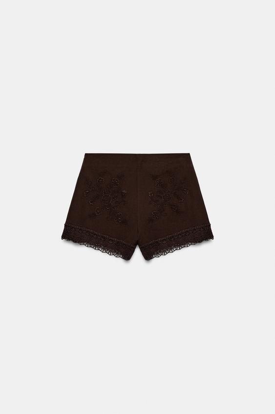 Short brodé à dentelle