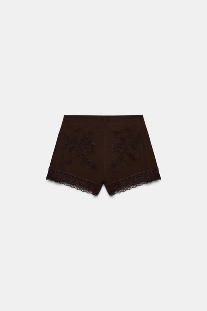 Short brodé à dentelle