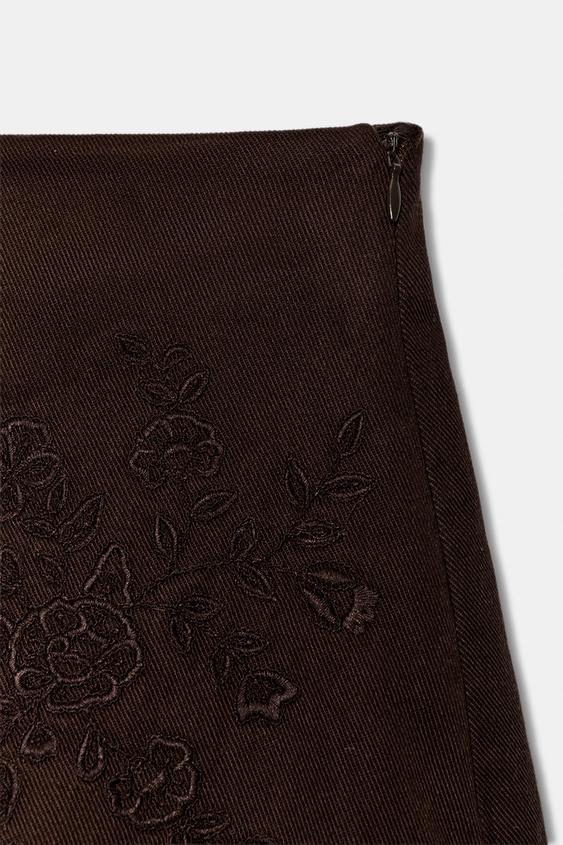Short brodé à dentelle
