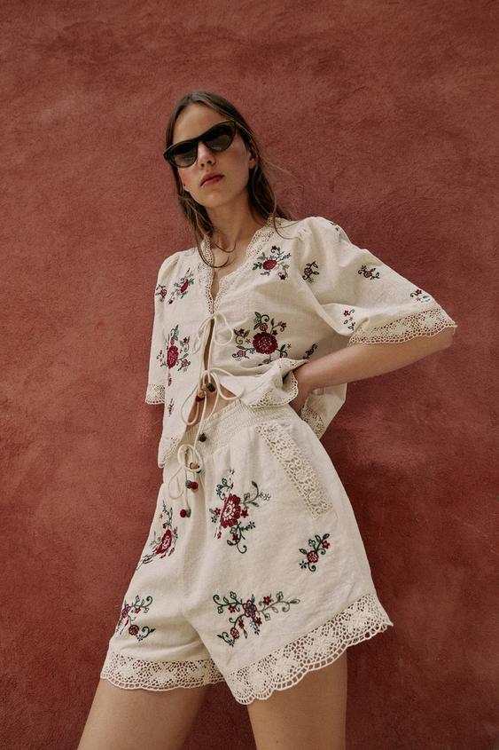 Short à fleurs brodées