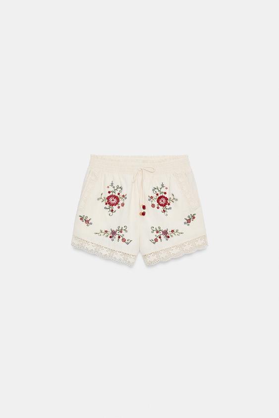 Short à fleurs brodées