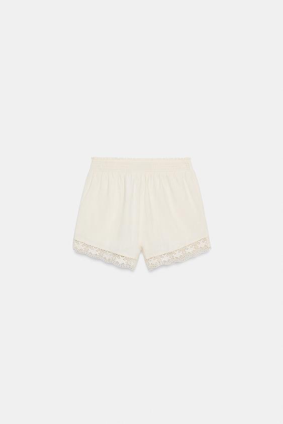 Short à fleurs brodées