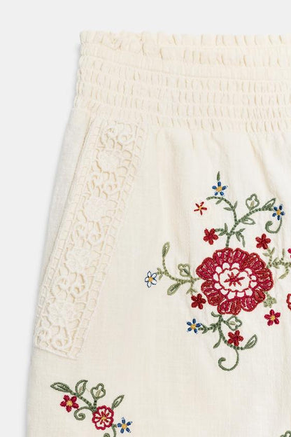 Short à fleurs brodées