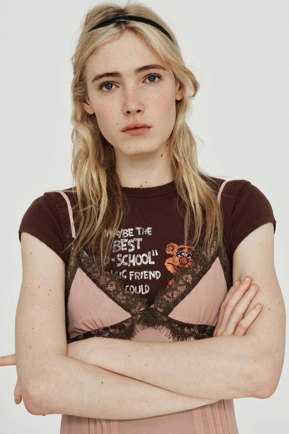 Robe courte contrastée en dentelle