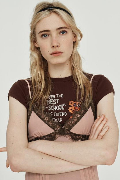 Robe courte contrastée en dentelle