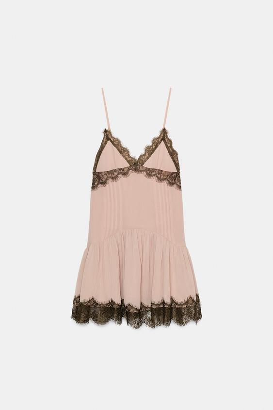 Robe courte contrastée en dentelle
