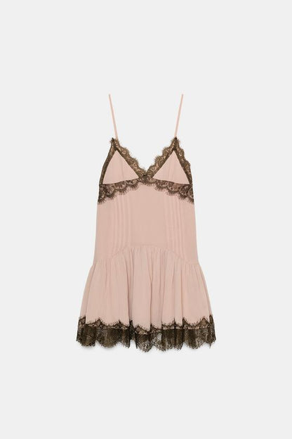 Robe courte contrastée en dentelle