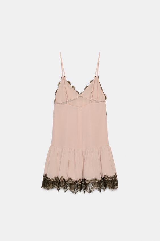 Robe courte contrastée en dentelle