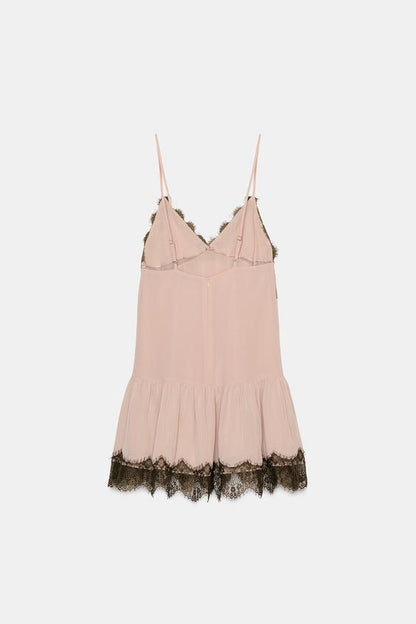 Robe courte contrastée en dentelle