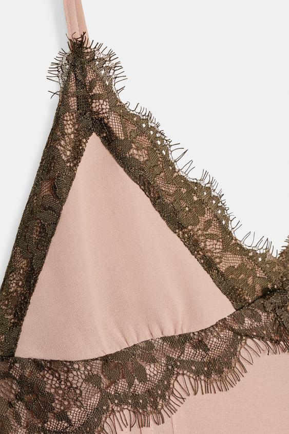 Robe courte contrastée en dentelle